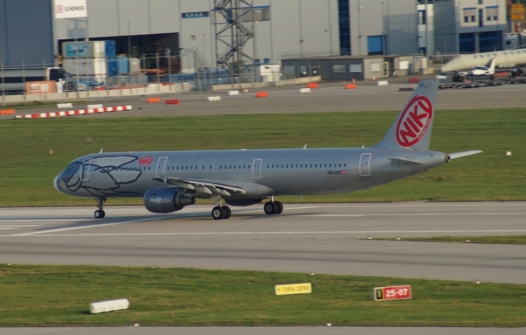 Niki A321-200 für AB