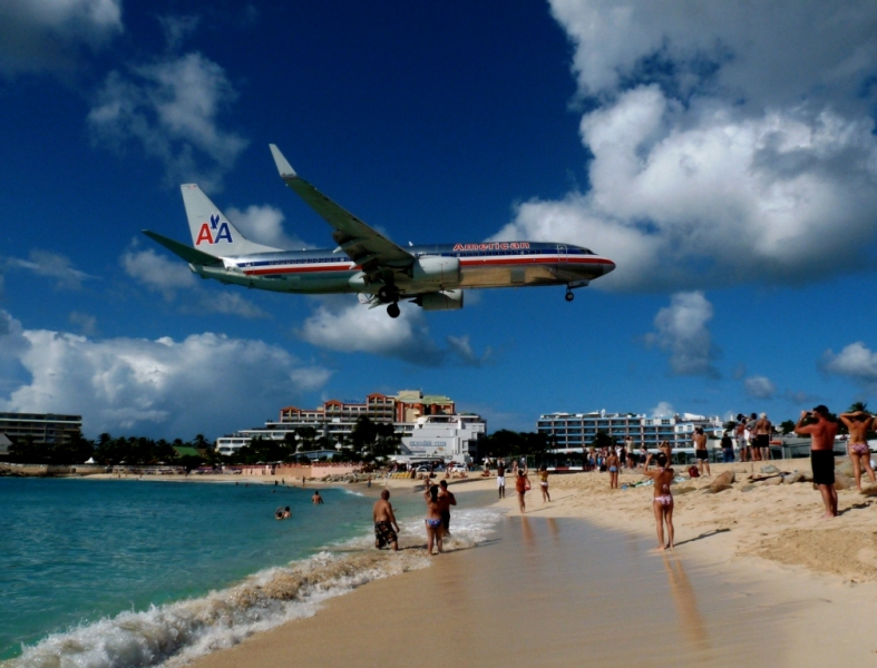 American B737-823WL