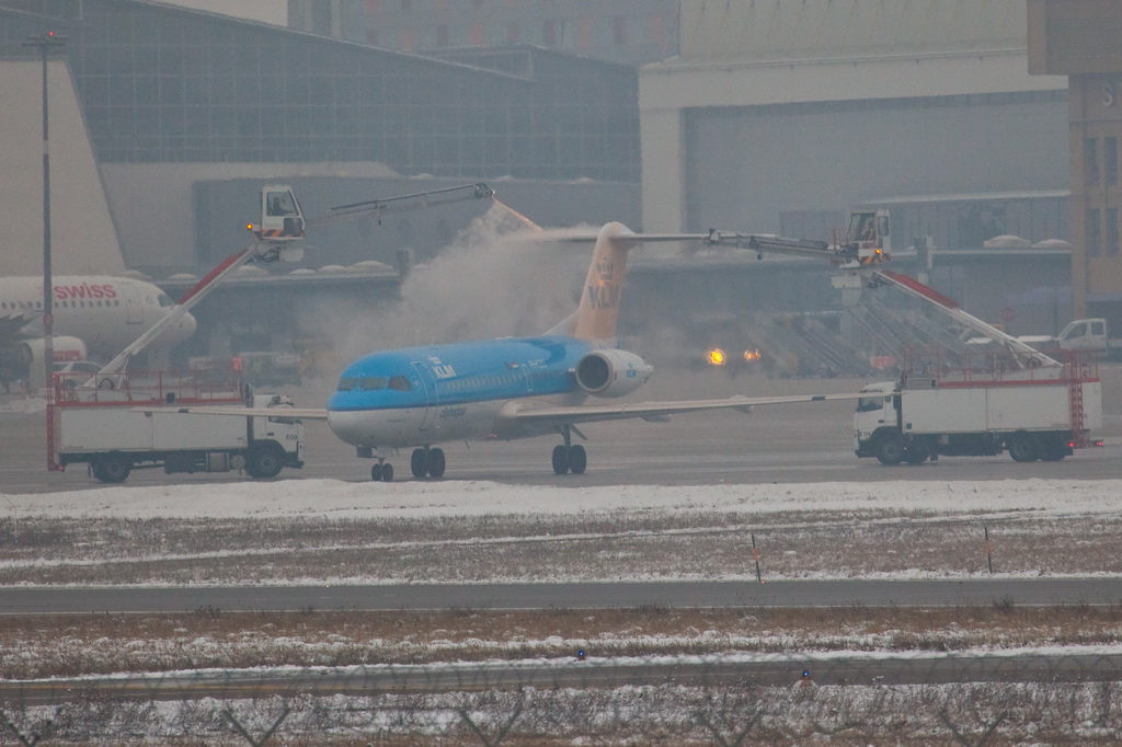 PH-KZO KLMcityhopper Fokker F-70 Deicing.jpg