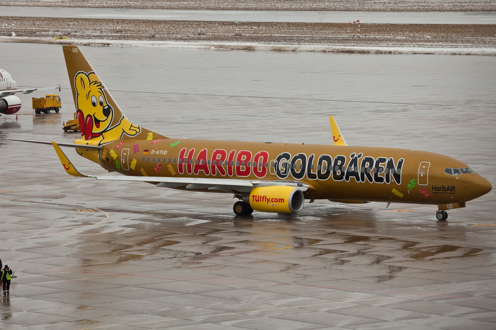 D-ATUD TUIfly Boeing 737-8K5 Taxiing.jpg