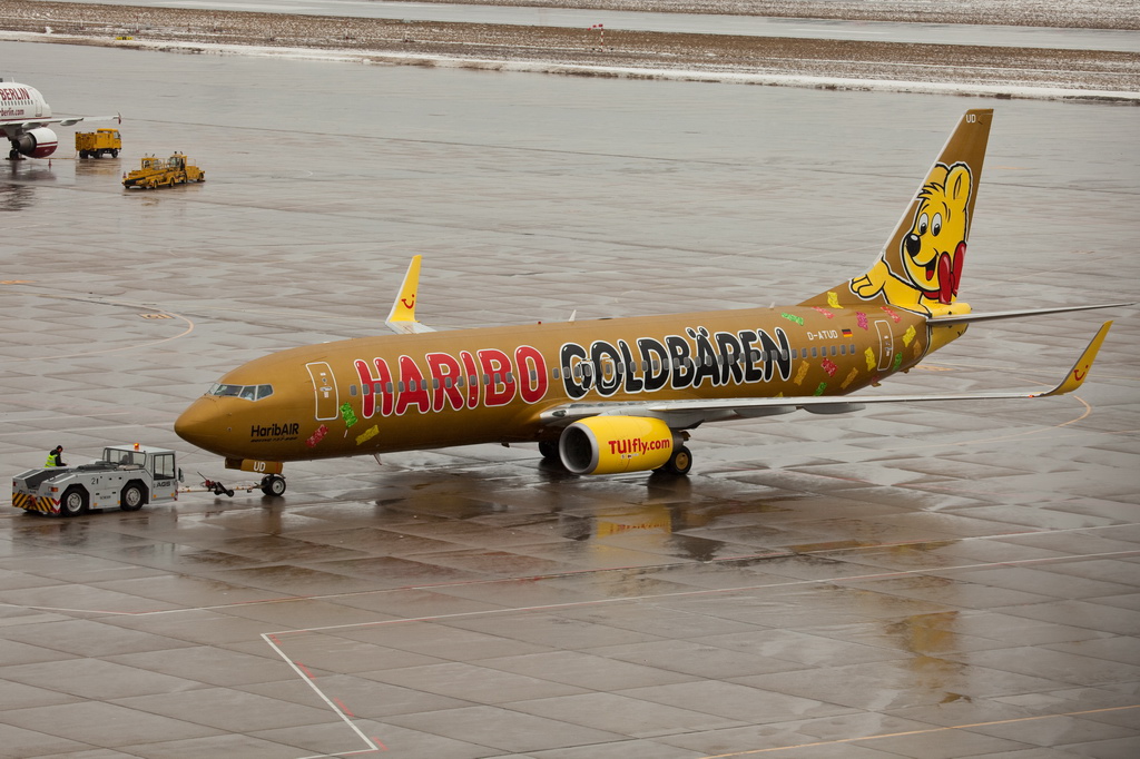 D-ATUD TUIfly Boeing 737-8K5 PushBack.jpg