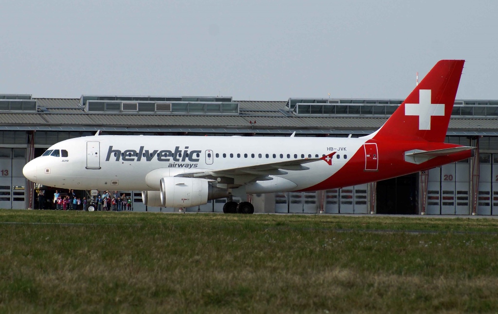 HB-JVK Airbus A319-112 Helvetic Airways (Im Hintergrund noch ne Tour bei der Flughafenfeuerwehr :)  )