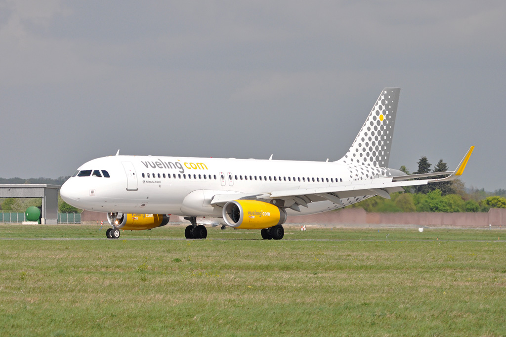 EC-LZE Vueling Airbus A320-232