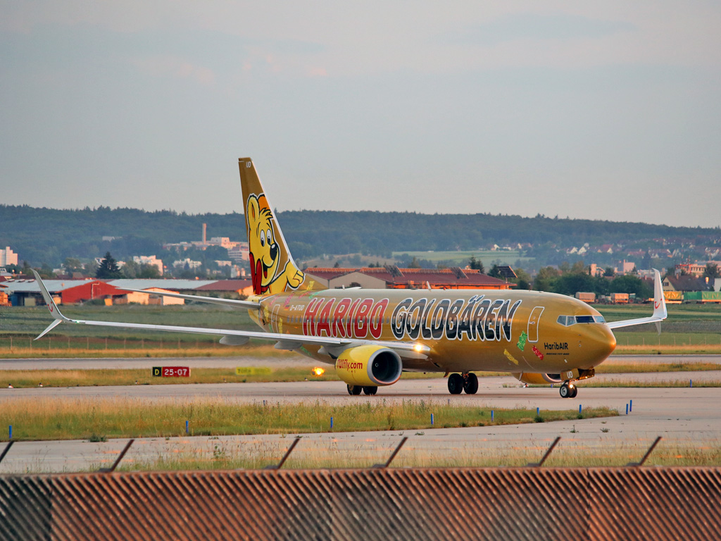 Boeing 737-8K5 TUIFly Goldbär D-ATUD