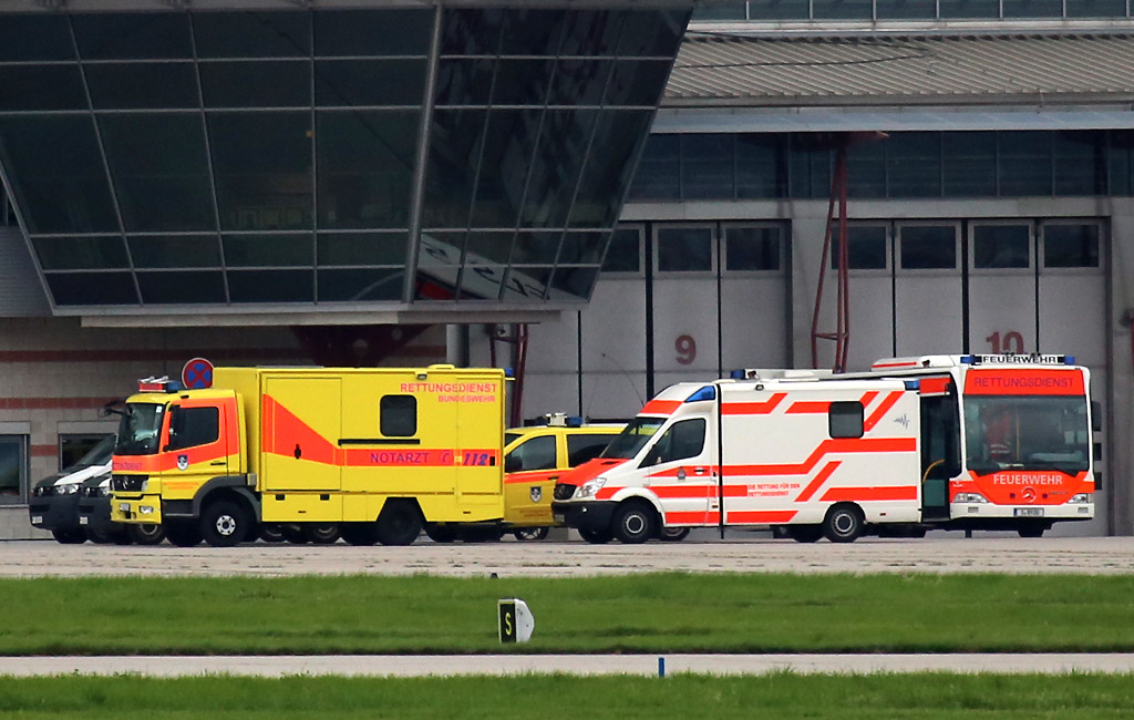 Bundeswehrkrankenhaus Ulm - Notarztwagen, Notarzteinsatzfahrzeug, Feldjäger, Feuerwehr Stuttgart Großraumrettungswagen, Rettungswagen