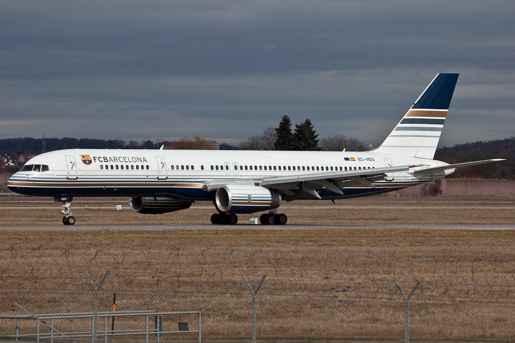 EC-HDS Boeing 757-256 Privilege Style_FC Barcelona.jpg