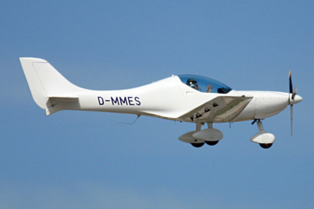 D-MMES, Aerospool WT-9 Dynamic<br />tja liebe Piloten, wir sehen alles!<br />Hinter der Pulsar herfliegen und über der Landebahn alles schön im Film festhalten.