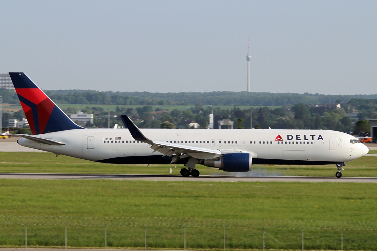 Delta Air Lines Boeing 767-332(ER) N1611B