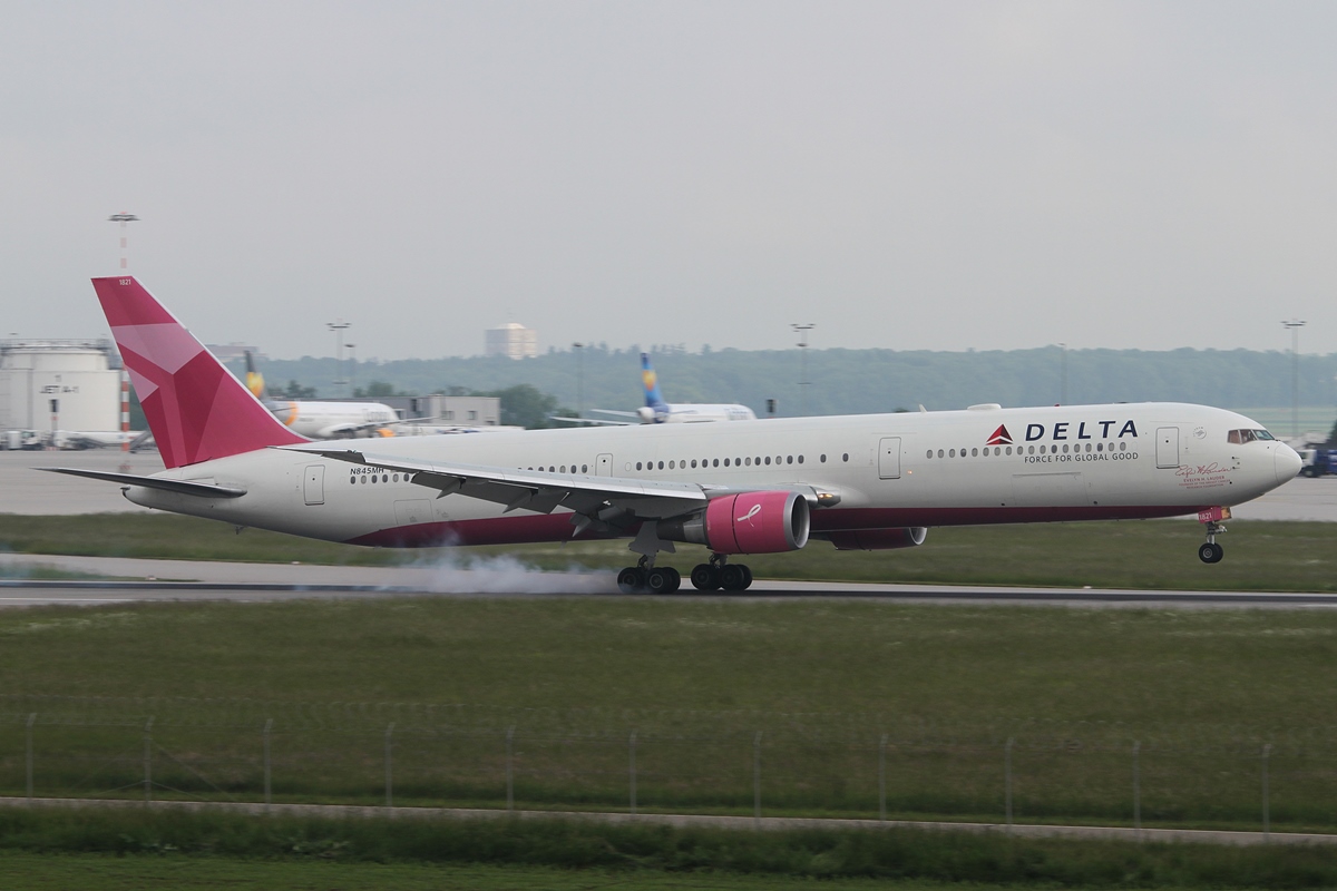 Delta Air Lines Boeing 767-432(ER) N845MH