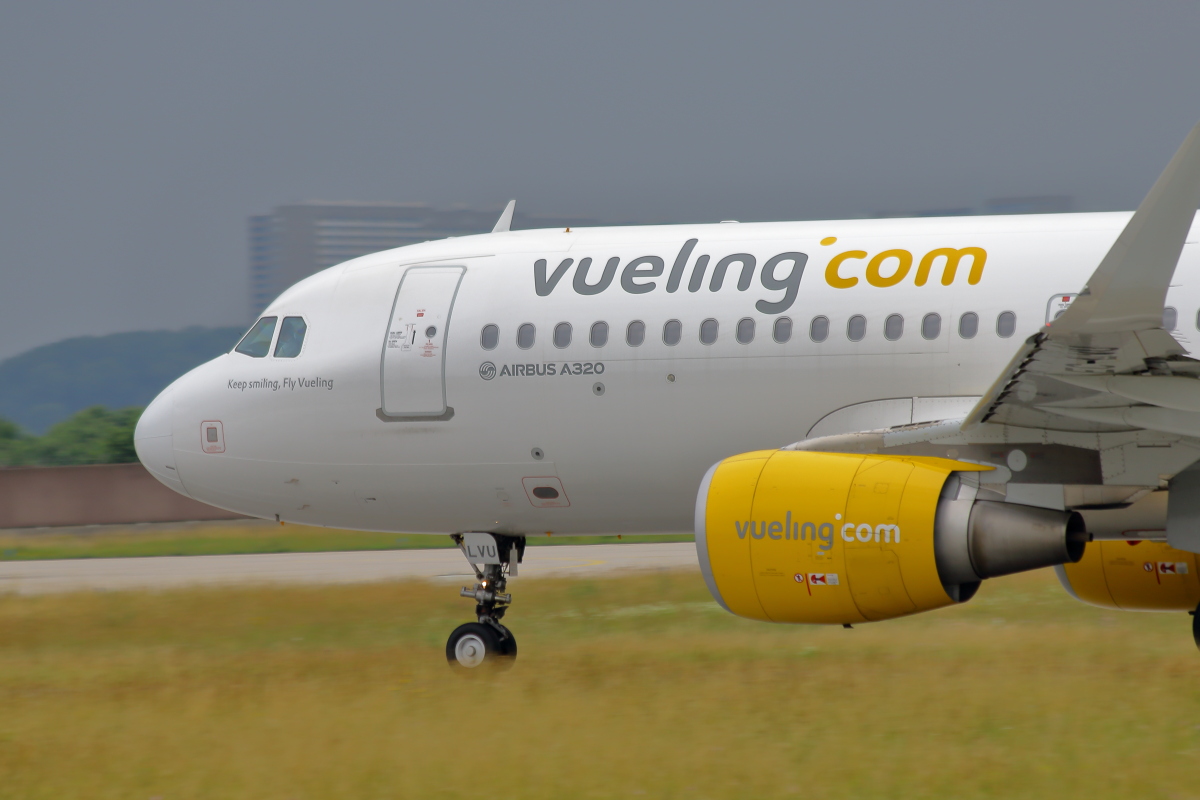 EC-LVU / Vueling / A320-214