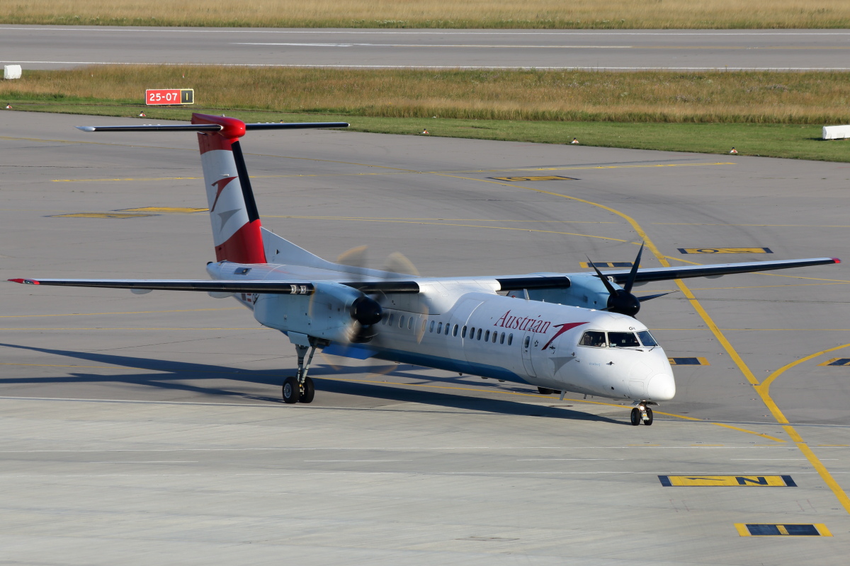 OE-LGH_Austrian_Bombardier Dash 8 Q400.JPG