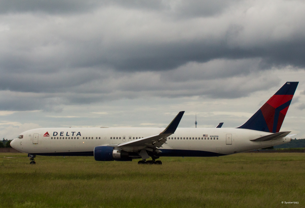 Delta Air Lines / Boeing 767-332(ER) (N182DN)