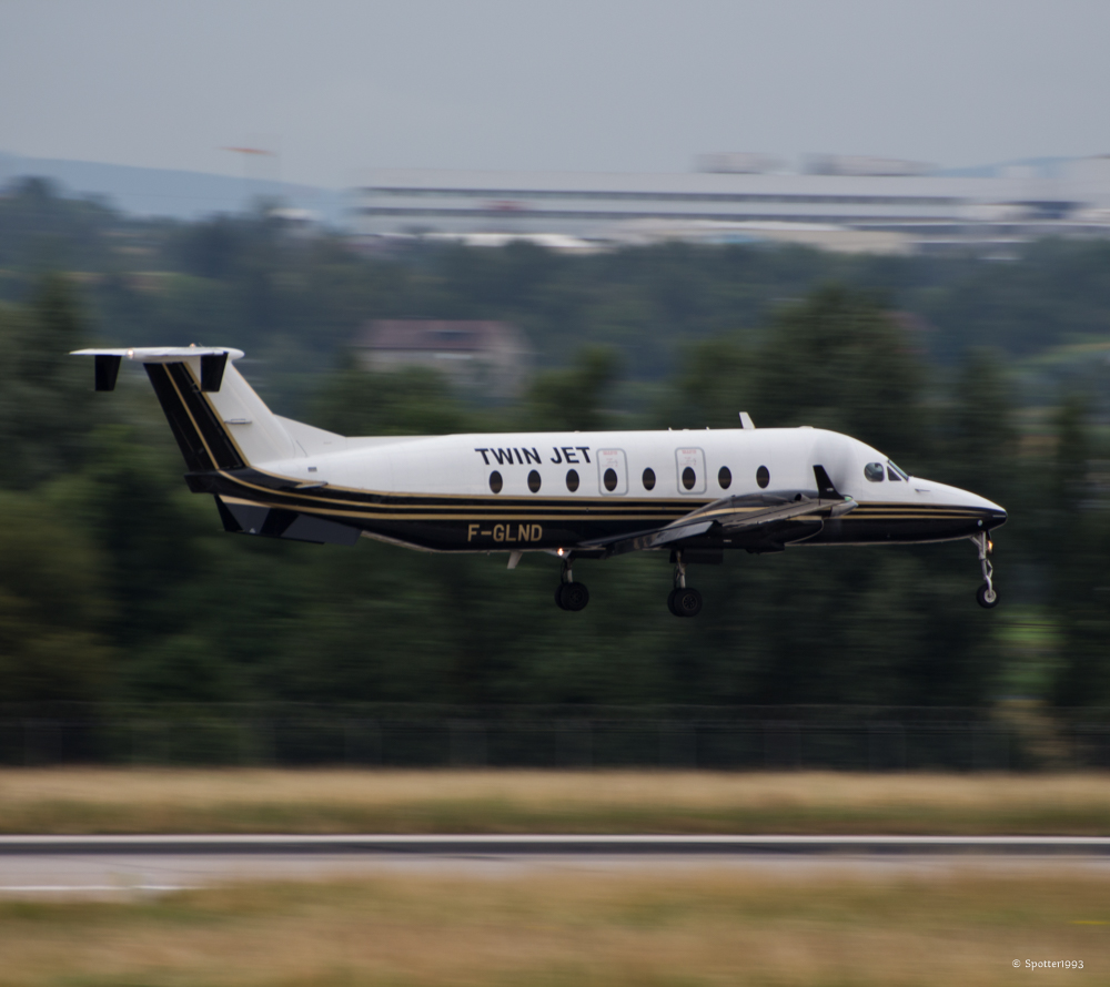 Twin Jet F-GLND mit einer Beech 1900D