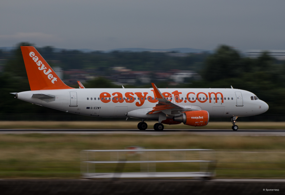 EasyJet G-EZWY mit einem Airbus A320-214