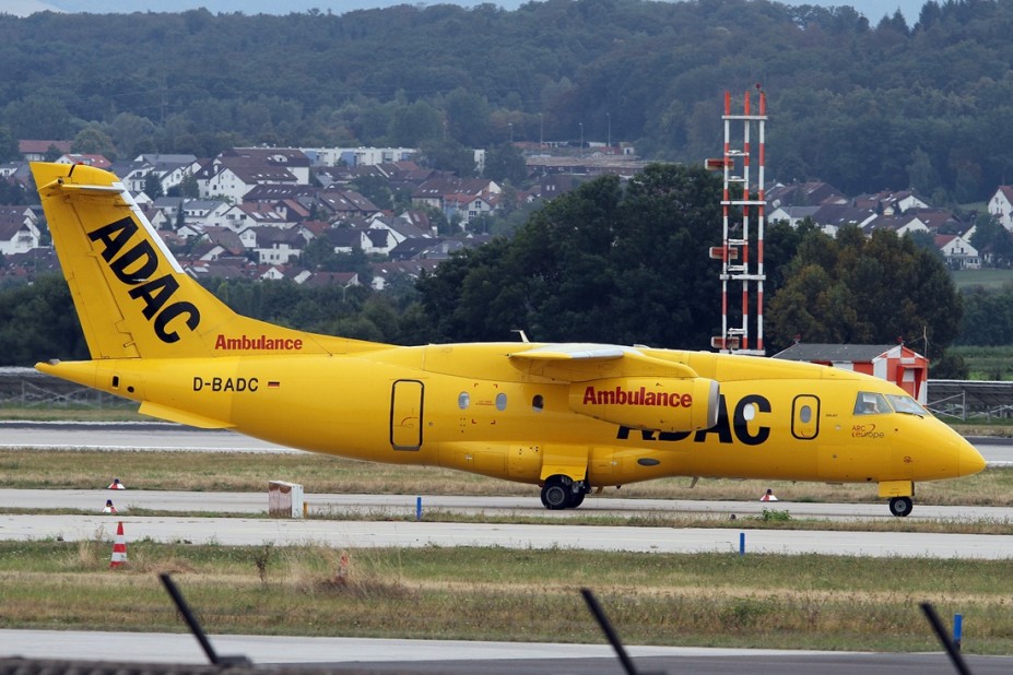 pics (2).JPG (359.14 KiB) 5115 mal betrachtet ADAC Ambulance (Aero-Dienst) Dornier Do-328 Jet D-BADC