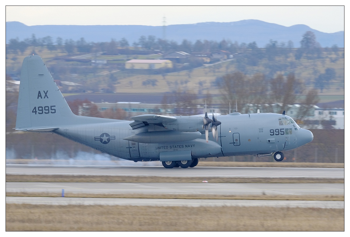 US Navy 164995 C130T 02.jpg