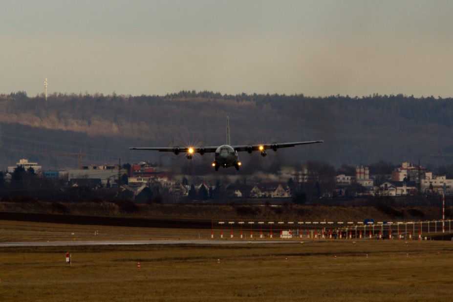 1.jpg (563.63 KiB) 5730 mal betrachtet USA - Navy Lockheed C-130T Hercules - 164995 - "AX"