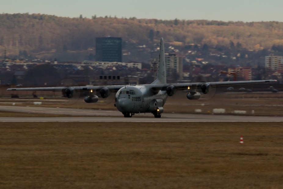 2.jpg (540.4 KiB) 5726 mal betrachtet USA - Navy Lockheed C-130T Hercules - 164995 - "AX"