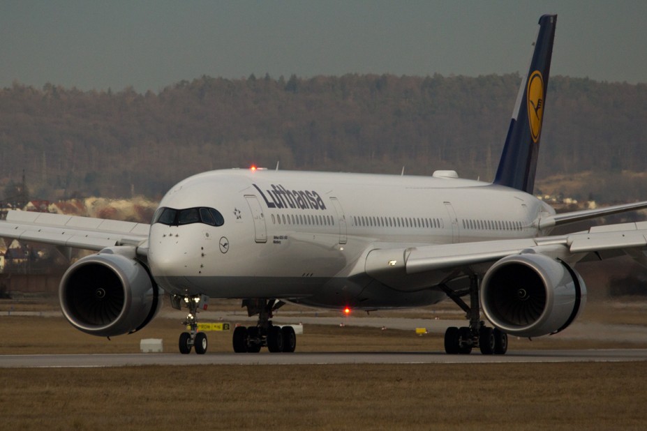 3.jpg (615.81 KiB) 5727 mal betrachtet Lufthansa Airbus A350-941- D-AIXA - "Nürnberg"