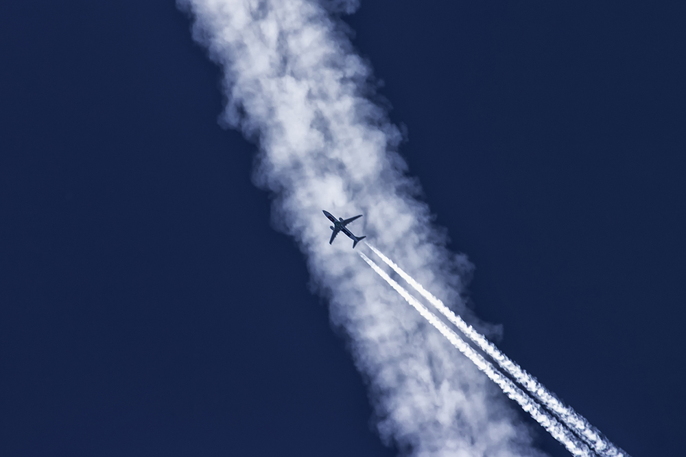 Mal was anderes... Transavia Boeing 737-800 unter einem anderen Contrail eines Flugzeuges