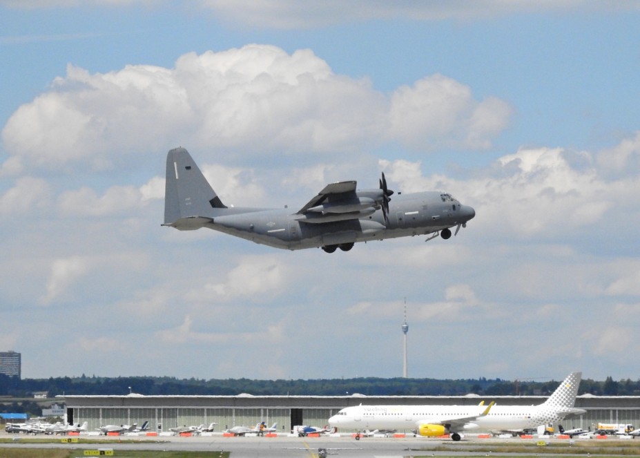 DSCN1696.JPG (412.42 KiB) 4875 mal betrachtet US Air Force<br />Lockheed MC-130J Hercules (L-382)<br />11-5737 (cn 382-5737)