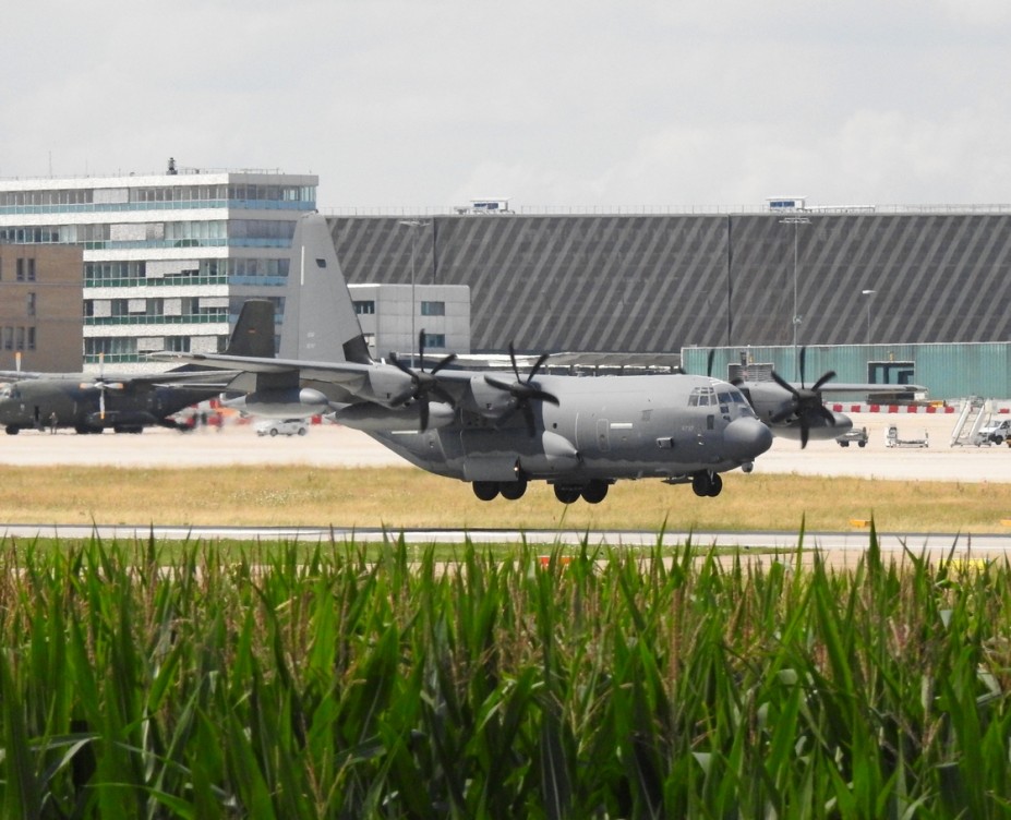 DSCN1746.JPG (555.66 KiB) 4875 mal betrachtet US Air Force<br />Lockheed MC-130J Hercules (L-382)<br />11-5737 (cn 382-5737)