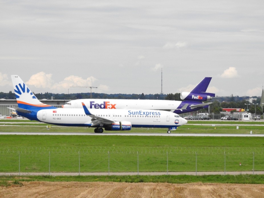 DSCN3270.JPG (454.89 KiB) 8249 mal betrachtet Beide in einem Foto vereint.<br />SunExpress <br />Boeing 737-8HC(WL)<br />TC-SEZ (c/n 61183)