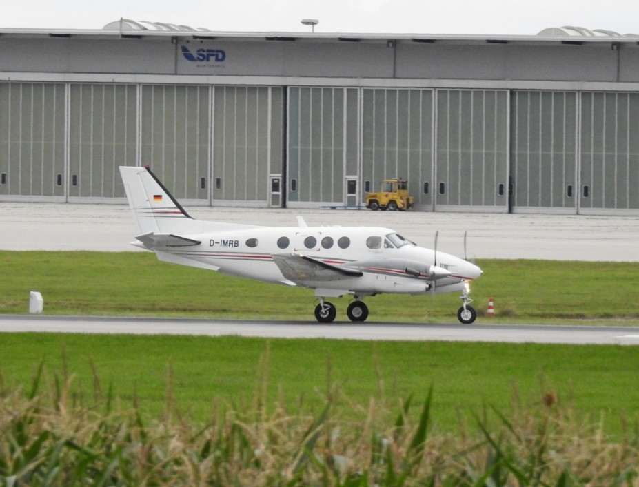 DSCN3169.JPG (470.25 KiB) 8249 mal betrachtet EFD Eisele Flugdienst<br />Beech C90GTI King Air<br />D-IMRB (c/n LJ-1900)