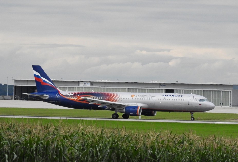 DSCN3307.JPG (431.56 KiB) 8240 mal betrachtet Aeroflot - Russian Airlines<br />Airbus A321-211<br />VP-BTL (c/n 5881)<br />Manchester United colors