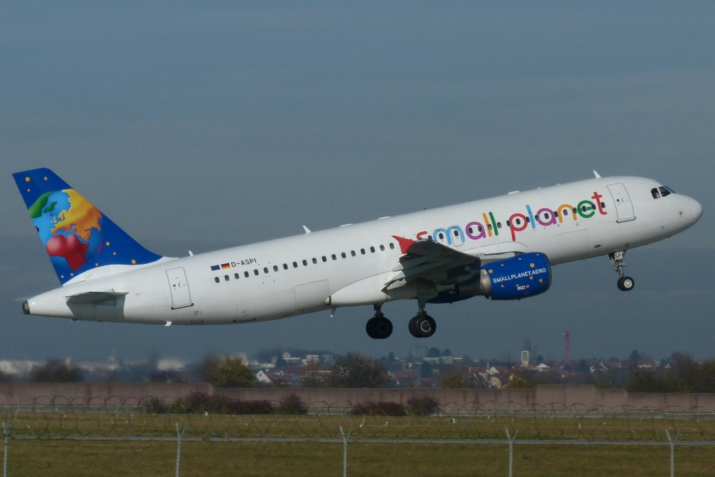 D-ASPI.      A320.      Small Planet Airways