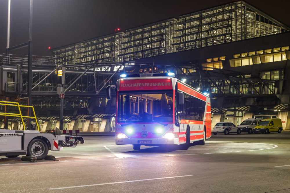 Feuerwehrbus mit Blaulicht