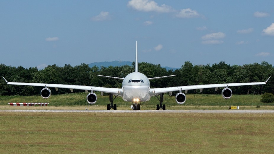 Urlaub in der Schweiz spontan verlängert: Die VAE und Saudi Arabien sperren ihren Luftraum für Qatar Airways.<br /><br />...Wien