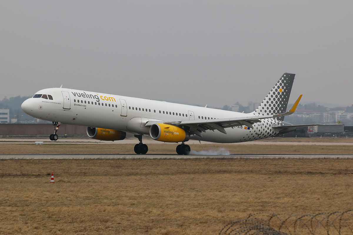 Vueling A321 touching down (EC-MHB)