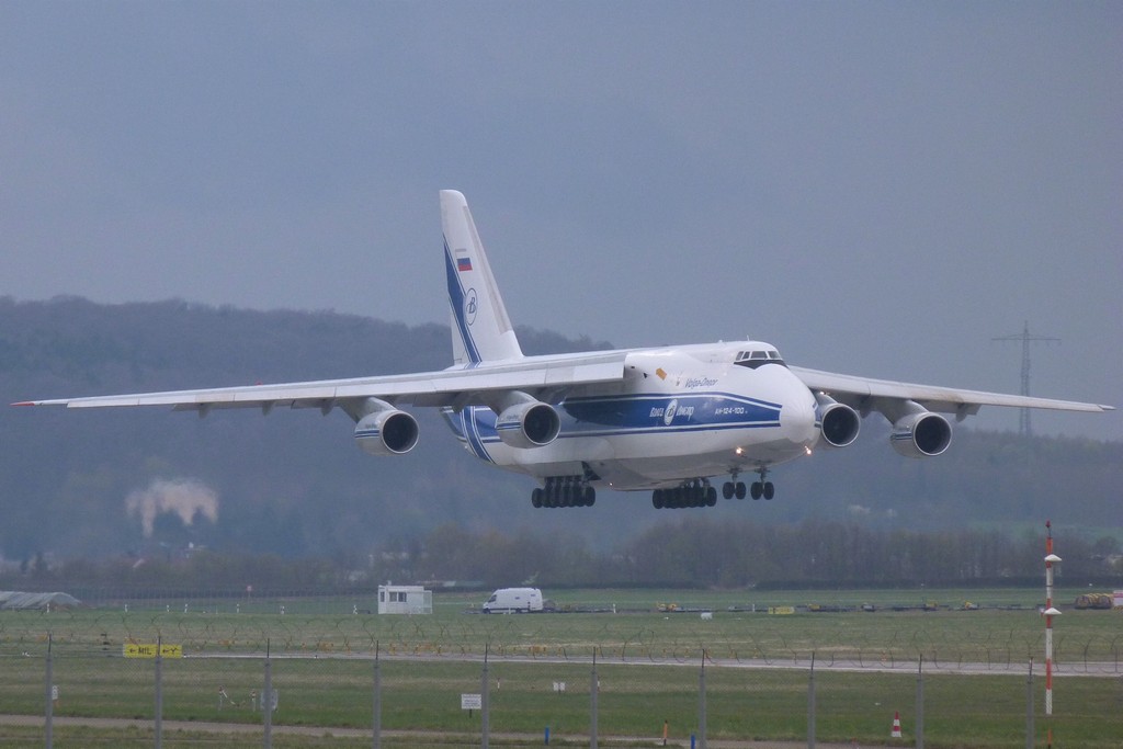 RA-82047  An-124-100