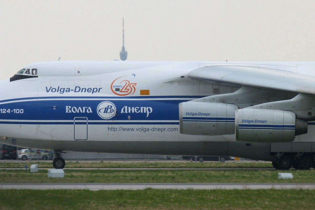 RA-82047 An-124-100