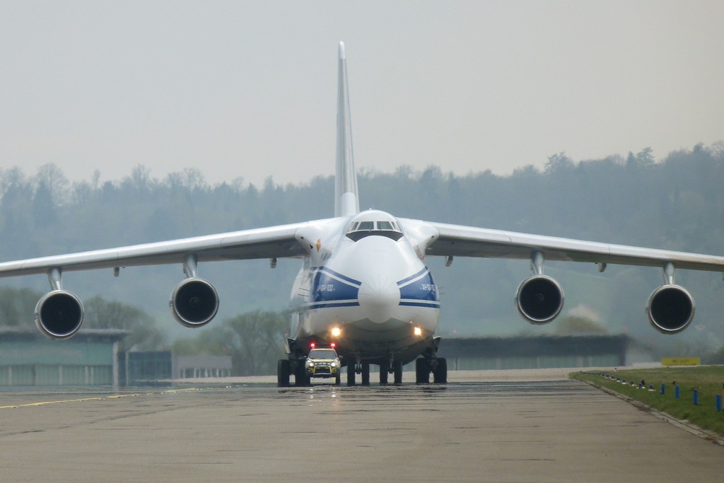 RA-82047  An-124-100