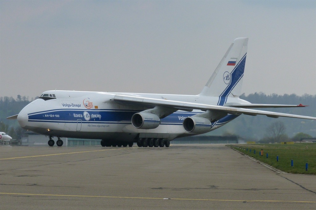 RA-82047  An-124-100