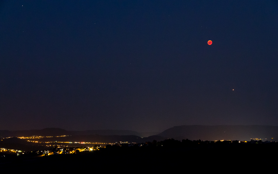 Blutmond und Mars über der Silhouette der Schwäbischen Alb (22:32)