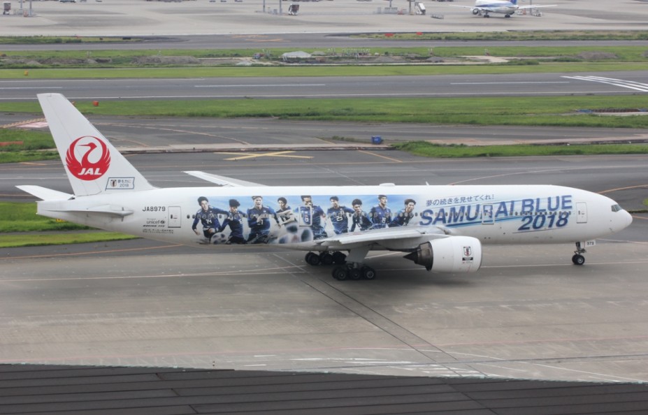 JAL 777 JA8979 Samurai Blue HND Tobias Kurz.jpg