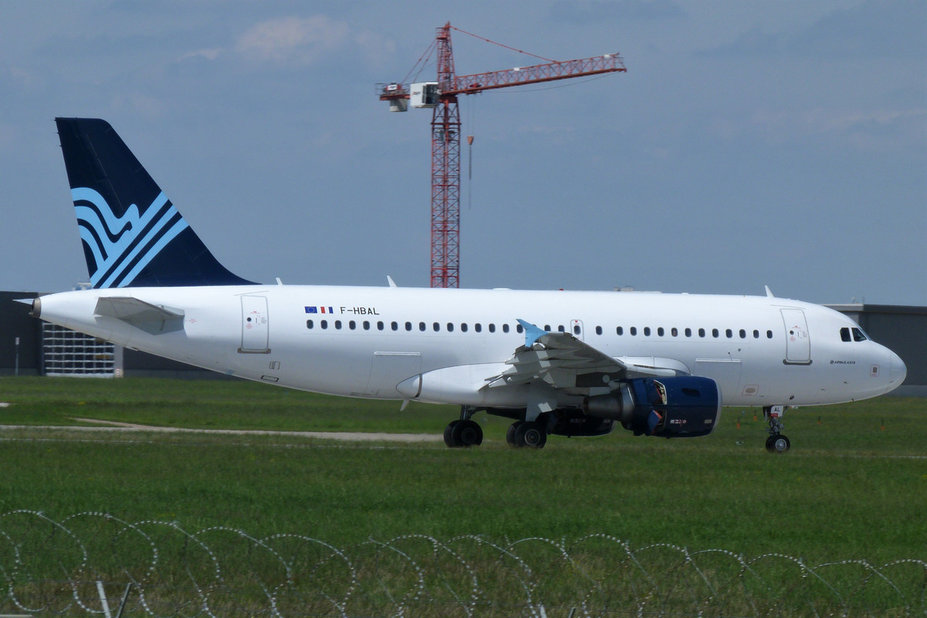 F-HBAC    A319-111    Aigle Azur für TAP