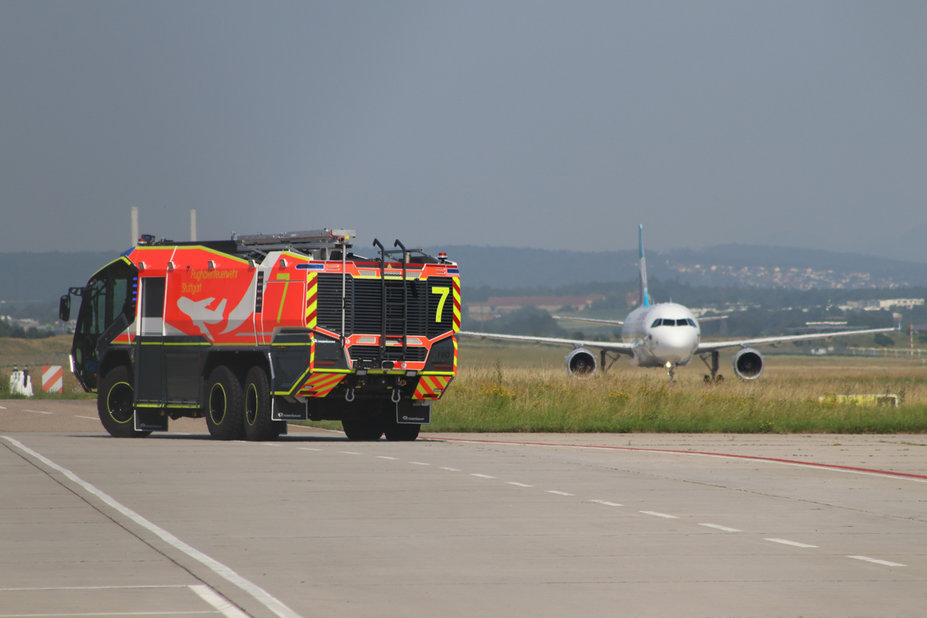 IMG_0828.jpg (511.88 KiB) 1994 mal betrachtet Eines der brandneuen Flugfeldlöschfahrzeuge Panther von Rosenbauer auf dem Vorfeld