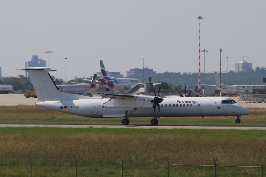 IMG_0865.jpg (522.98 KiB) 1994 mal betrachtet D-ABQM // De Havilland Canada Dash 8 Q400 (13 Jahre alt) // Eurowings // EW2827 aus Mailand