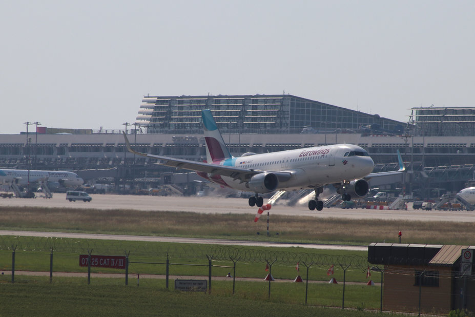 IMG_0886.jpg (557.27 KiB) 2140 mal betrachtet D-AIZT // Airbus A320-214 (6 Jahre alt) // Eurowings // EW2605 aus Lissabon