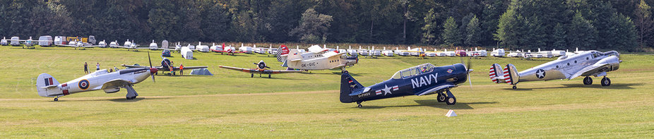 IMG_0078-Pano.jpg (403.58 KiB) 8378 mal betrachtet G-CBOE<br />Hawker Hurricane Mk.IIB<br /><br />D-FHGV<br />North American AT-6 Harvard II<br /><br />N15KK<br />Beech AT-11 Kansan