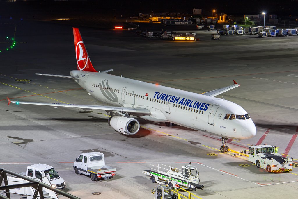Turkish Airlines / TC-JRF / Airbus A321-231