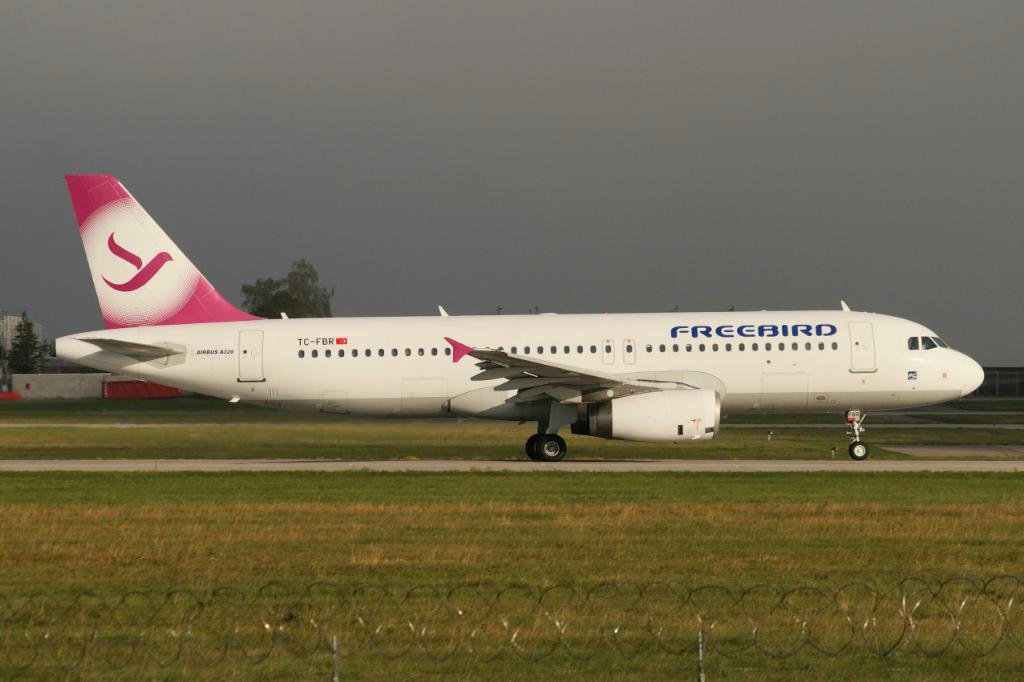 TC-FBR.     A320-232.    Freebird