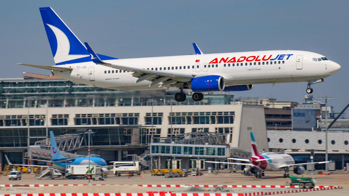 Anadolu Jet B737 aus SAW im Final auf 07