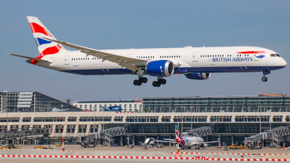 British 787-10 ebenfalls im Final auf 07 mit Terminal im Hintergrund