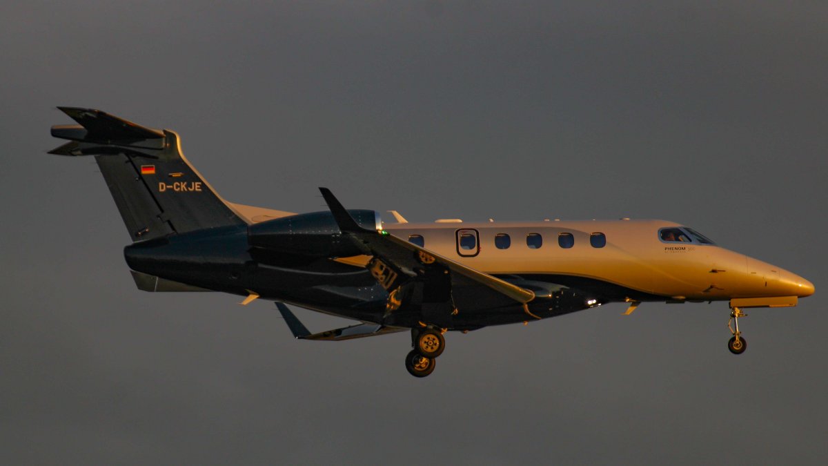 Und noch eine Embraer 505 Phenom 300 der Air Hamburg (D-CKJE)