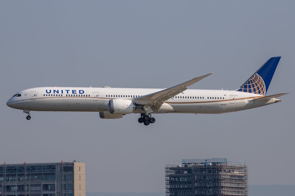 United Airlines / N12006 / Boeing 787-10 Dreamliner